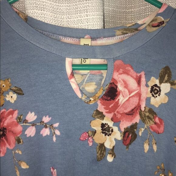 4/$20 Pomelo Blue Floral Soft Shirt Sz M - Picture 2 of 7